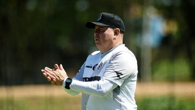 Marcelo Fernandes, técnico da Ponte Presta (Foto: Marcos Ribolli / Ponte Press)