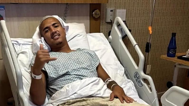 Matheus Carvalho no hospital após passar por cirurgia no joelho (Foto: Reprodução/Instagram)