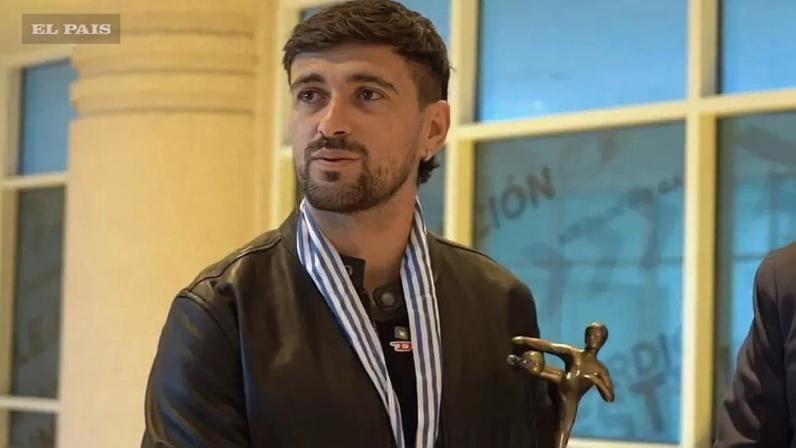 Arrascaeta, do Flamengo, recebe prêmio de Rei da América (Foto: Reprodução/ El País)