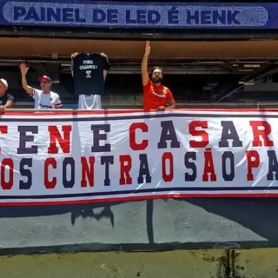 Sócios do São Paulo protestam contra Casares e conselheiros no Morumbi