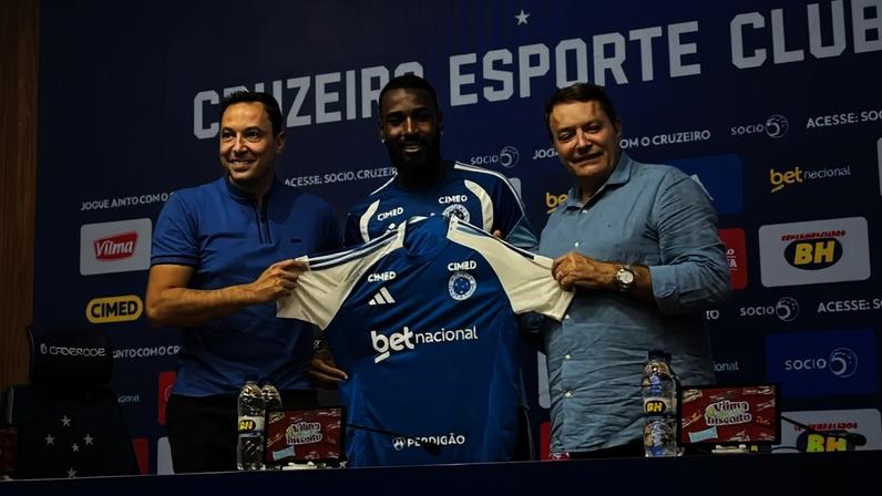 Gerson é apresentado pelo Cruzeiro (Foto: Eduardo Statuti/Lance!)