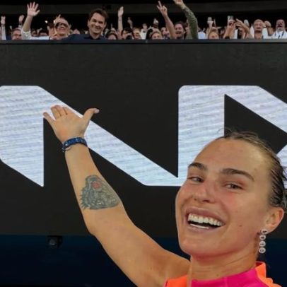 Sabalenka provoca Federer e Rod Laver após vitória firme