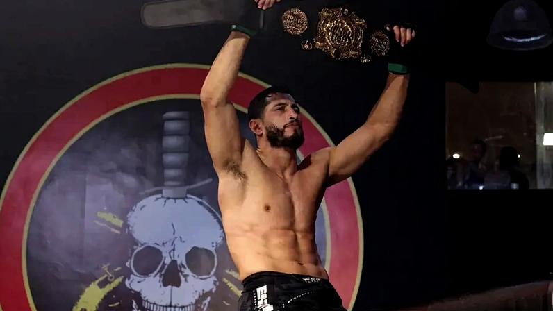 João Dantas manteve o cinturão do Jungle Fight (Foto: Hugo Elevaty Esportes)