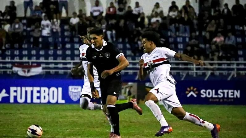 Jogo foi duro para os dois lados (Foto: Henrique Lima / BFR)