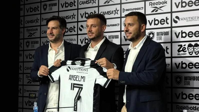 Martín Anselmi ao lado de diretores do Botafogo (Foto: Leonardo Bessa/Lance!)