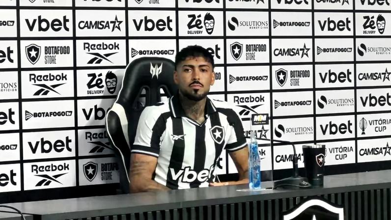 Alexander Barboza em entrevista após vitória do Botafogo (Foto: Leonardo Bessa/Lance!)