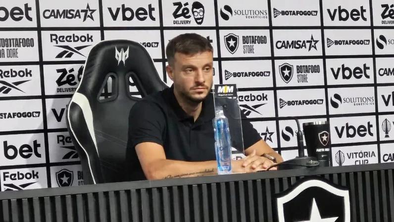 Martín Anselmi em coletiva pelo Botafogo (Foto: Leonardo Bessa/ Vasco)