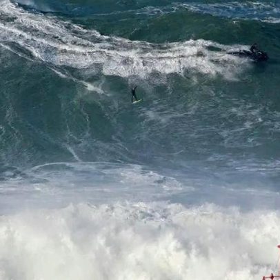 Brasileiro surfa onda gigante durante tempestade Ingrid em Portugal