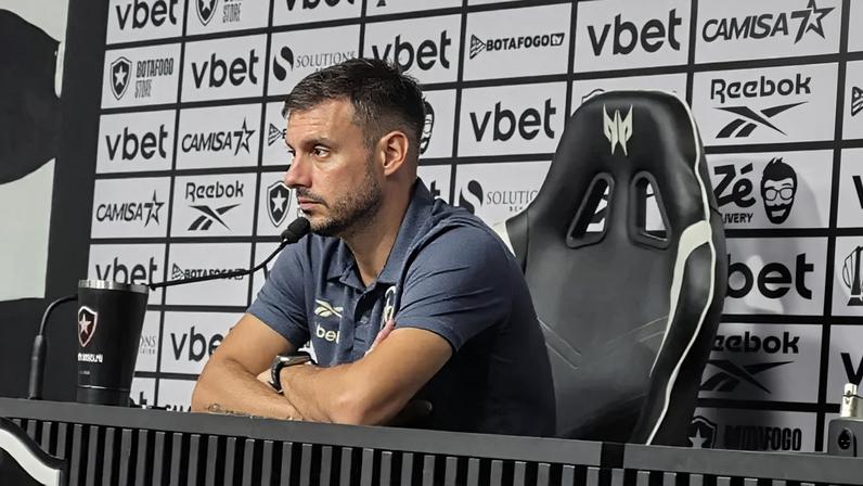 Anselmi em coletiva pelo Botafogo (Foto: Leonardo Bessa/ Lance!)