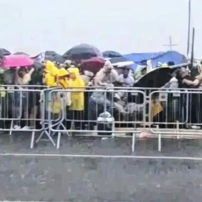 Raio atinge praça durante ato de Nikolas Ferreira em Brasília