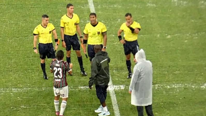 Fluminense x Flamengo paralisado por chuva no Maracanã (Foto: Lucas Bayer/ Lance!)