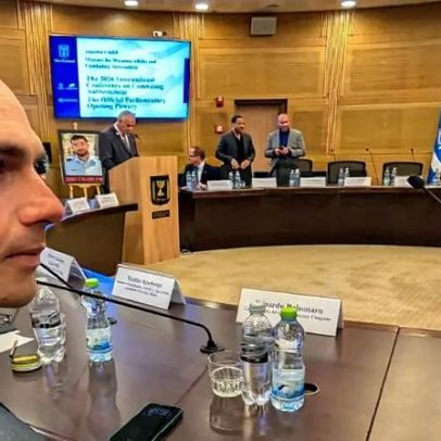 Eduardo Bolsonaro discursa contra antissemitismo no Parlamento de Israel
