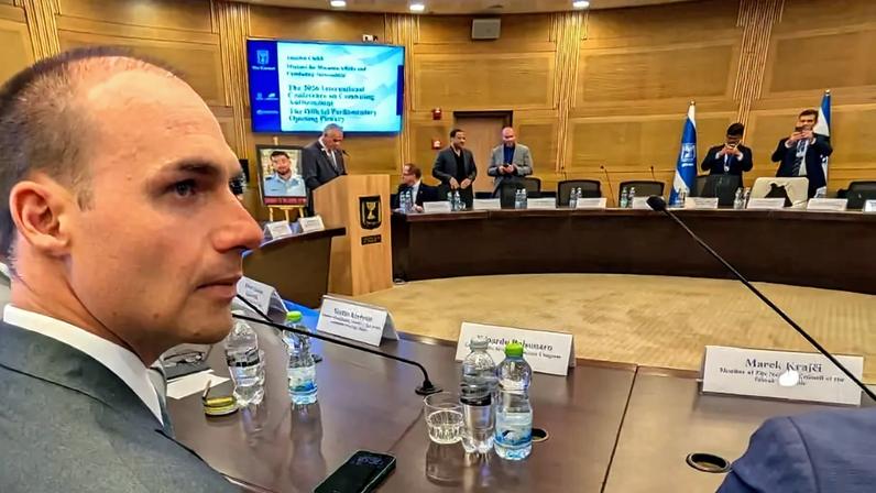 Eduardo Bolsonaro discursa no parlamento de Israel. (Foto: Arquivo Pessoal/Paulo Figueiredo)