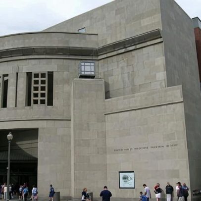 Museu do Holocausto rejeita comparação entre Anne Frank e crise migratória