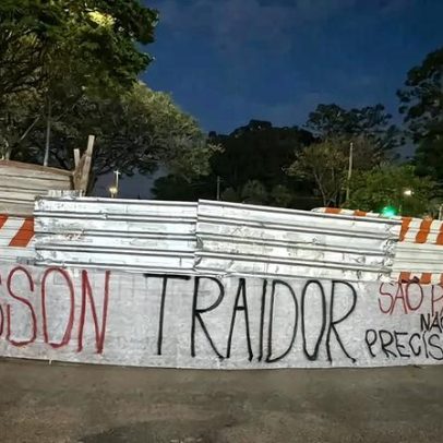 Torcida do São Paulo protesta contra Alisson com faixa no Morumbi