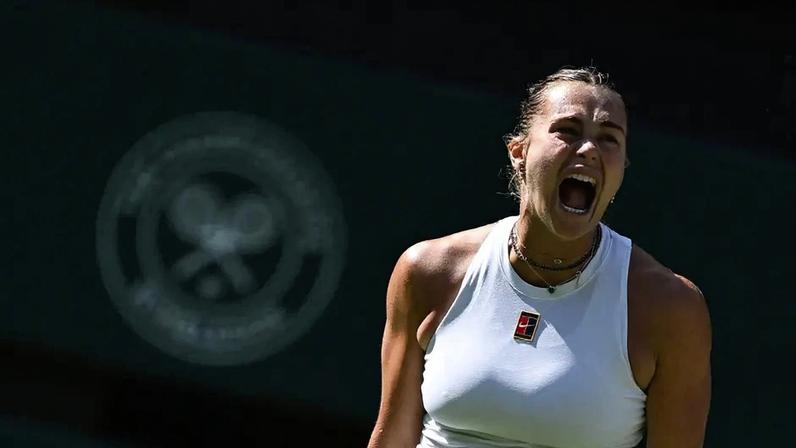 Aryna Sabalenka comemora em jogo contra Laura Siegemund em Wimbledon (foto: Kirill KUDRYAVTSEV / AFP)