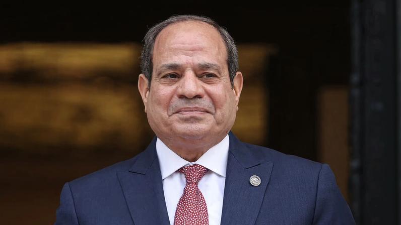 Egypt’s President Abdel Fattah al-Sisi poses next to Greek Prime Minister Kyriakos Mitsotakis (not pictured) in Athens, Greece, May 7, 2025. REUTERS/Louisa Gouliamaki/File Photo