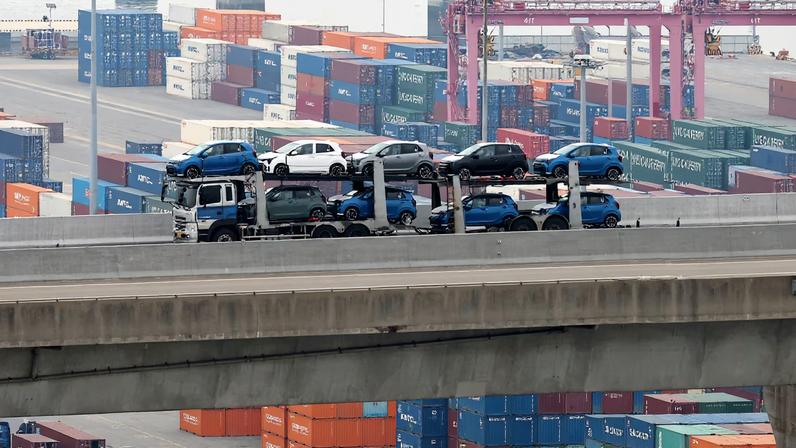 A car carrier transporting vehicles made by South Korea's automaker Kia Motors which is a sister company of South Korea’s biggest automaker company Hyundai Motors, travels near Pyeongtaek port in Pyeongtaek, South Korea, April 2, 2025. REUTERS/Kim Hong-Ji