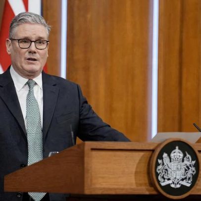 Starmer discute maior segurança no Ártico em ligação com Trump
