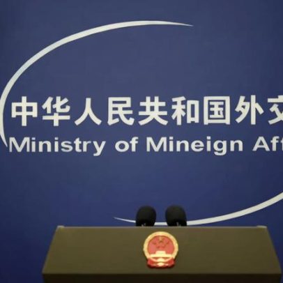 China afirma ter tratado planejamento da embaixada britânica conforme leis