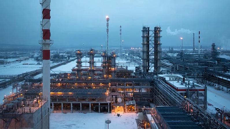 Refinaria na Rússia: preços praticados com desconto para atrair compradores diante de sanções por causa da guerra com a Ucrânia (Foto: Bloomberg)