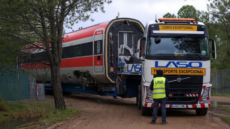 Operarios retiran de la vía los vagones del Iryo siniestrado el domingo, este sábado en Adamuz (Córdoba).