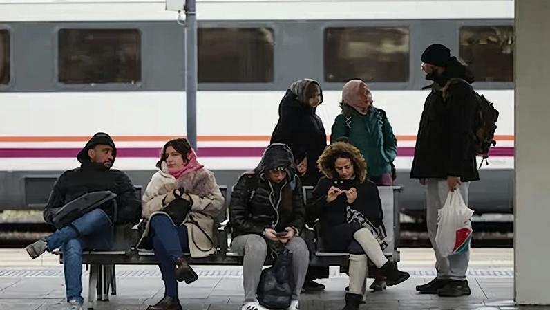 Usuarios de Rodalies hacen cola en la estación de Tarragona tras la cancelación del servicio de Rodalies, este sábado.