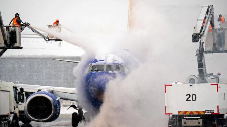 A de-icing crew works during winter storm Fern on a Southwest Airlines flight at Nashville International Airport in Nashville, Tennessee, U.S. January 24, 2026. Andrew Nelles/USA Today Network via REUTERS