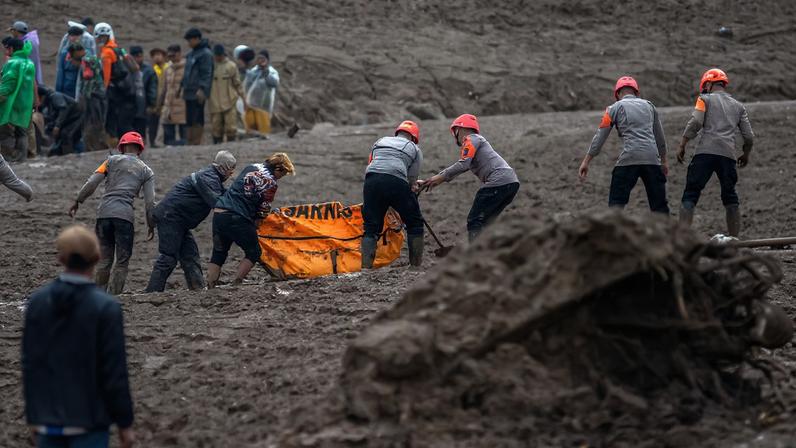 Indonesian rescue members carry a body bag containing the remains of a victim from the site of a landslide after it hit Pasirlangu village, West Bandung, West Java province, Indonesia, January 24, 2026. REUTERS/Stringer