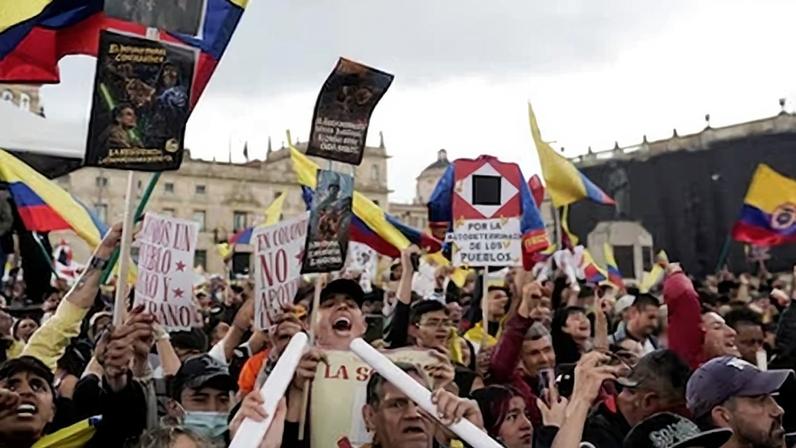 Seguidores de Gustavo Petro esperan el discurso del presidente en la Plaza de Bolívar, en Bogotá, este miércoles.