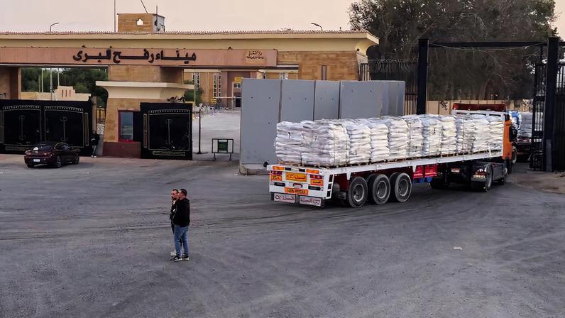Trucks carrying humanitarian aid enter the crossing into the Gaza Strip at the Rafah border on the Egypt side, amid a ceasefire between Israel and Hamas in Gaza, in Rafah, Egypt, October 17, 2025. REUTERS/Stringer/File Photo