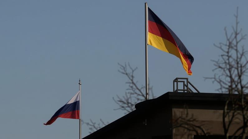 Una imagen de las banderas de Rusia y Alemania en la embajada rusa en Berlín, en una imagen de archivo