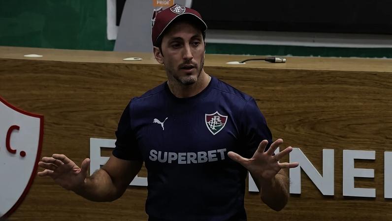 Zubedía em reunião com elenco do Fluminense(Foto: Lucas Merçon e Marcelo Gonçalves/ Fluminense FC)