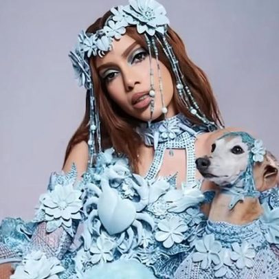 Plínio rouba a cena ao posar fantasiado com Anitta