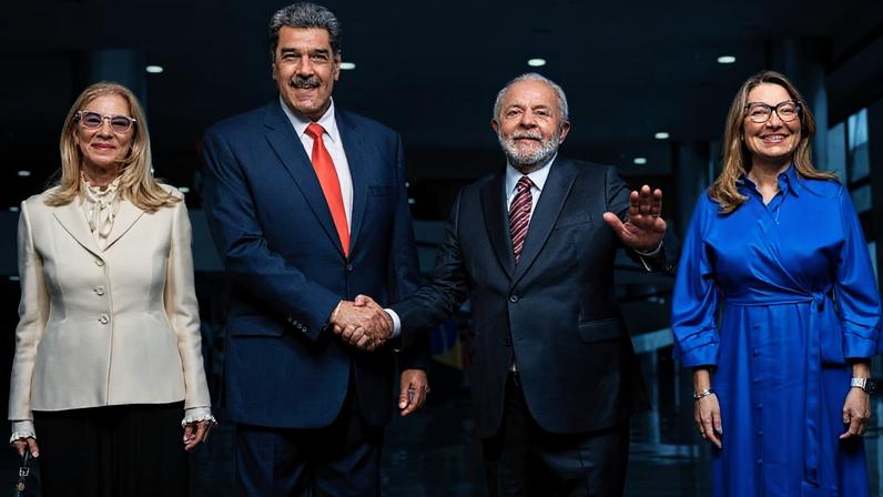 A primeira-dama da Venezuela, Cilia Flores, Nicolás Maduro, ditador do país, o presidente Lula e sua mulher, Janja da Silva, em Brasília