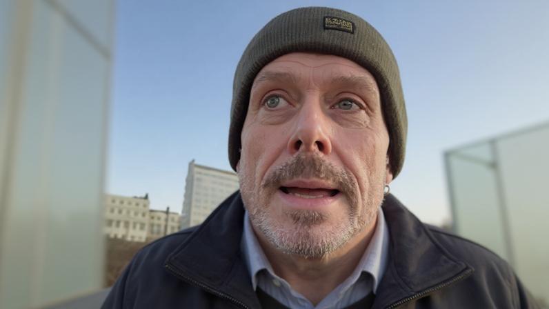 Voluntários limpam praias após derramamento de contêineres