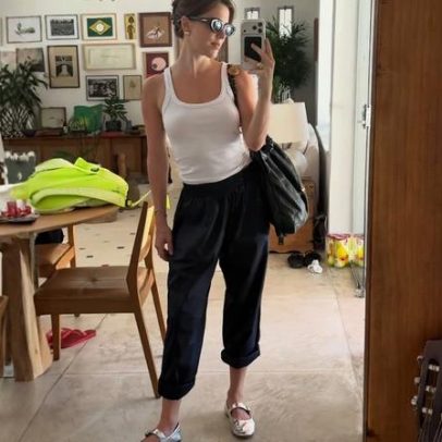 Sapatilha metálica de Alice Wegmann ganha brilho inox e moderniza o visual