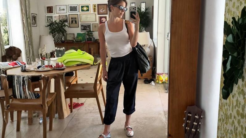 A sapatilha metálica de Alice Wegmann vai direto para o seu carrinho: o brilho inox que atualiza o visual e transforma o básico em poderoso