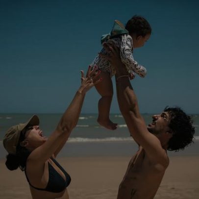 Andréia Horta é vista discreta na praia com marido e filha