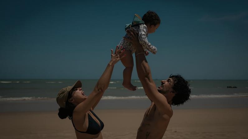 Andréia Horta e Ravel Andrade com a filha, Yolanda — Foto: Reprodução/Instagram