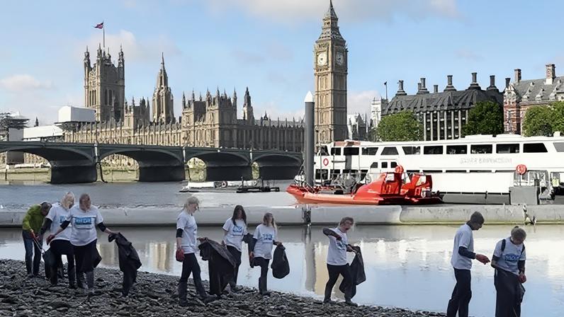 London Aquarium staff help to clean up South Bank