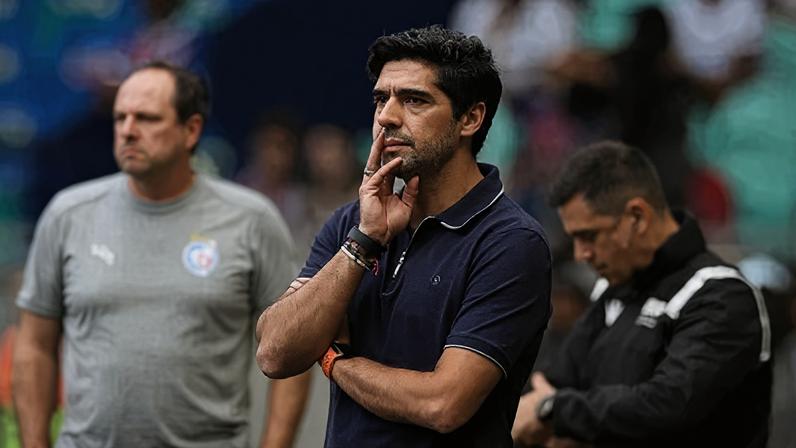 Abel Ferreira confirma lesões de Vitor Roque e de lateral do Palmeiras