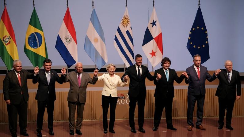 Líderes mundiais na cerimônia de assinatura do acordo comercial entre a União Europeia e o Mercosul. Créditos: DANIEL DUARTE / AFP EM INGLÊS