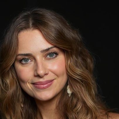 Letícia Spiller adota dieta com suco verde e tofu aos 52