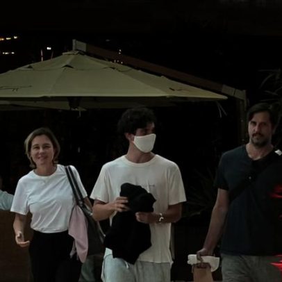 Adriana Esteves e Vladimir Brichta passeiam em shopping no Rio
