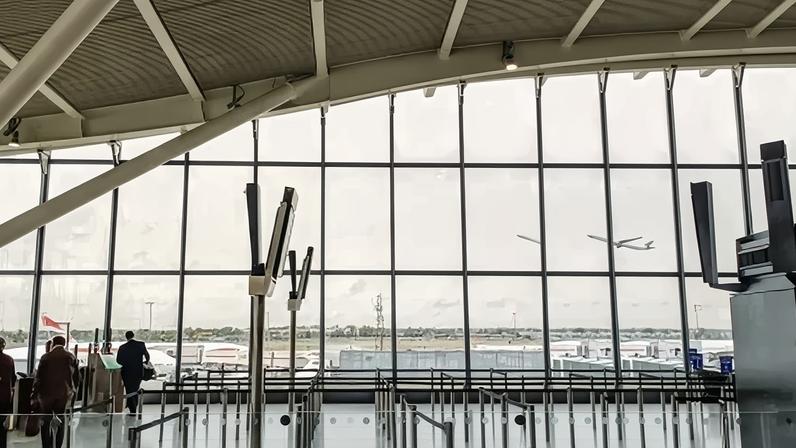 Aeroporto de Heathrow, em Londres, passa a aceitar frascos de até dois litros nas bagagens de mão