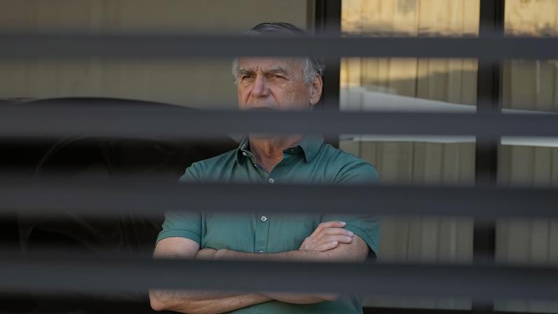O ex-presidente Jair Bolsonaro em sua casa em Brasília nesta quinta-feira (11) — Foto: Sergio Lima/AFP