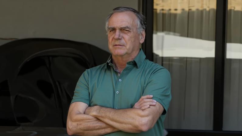 O ex-presidente Jair Bolsonaro em sua casa em Brasília nesta quinta-feira (11) — Foto: Sergio Lima/AFP