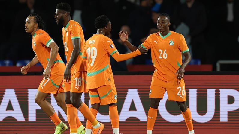 Jogadores da Costa do Marfim comemoram um dos gols da vitória sobre Burkina Faso — Foto: FRANCK FIFE / AFP