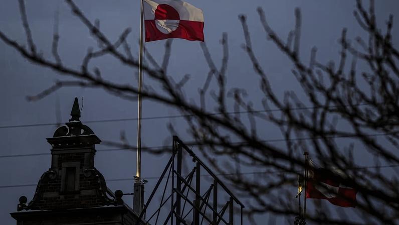 A bandeira da Groenlândia (Erfalasorput) tremula no telhado do Castelo de Tivoli, em Copenhague — Foto: IDA MARIE ODGAARD/RITZAU SCANPIX/AFP